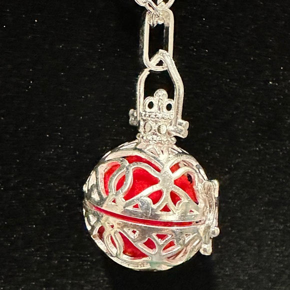 Diffuser sphere locket and chain - Picture 2 of 3
